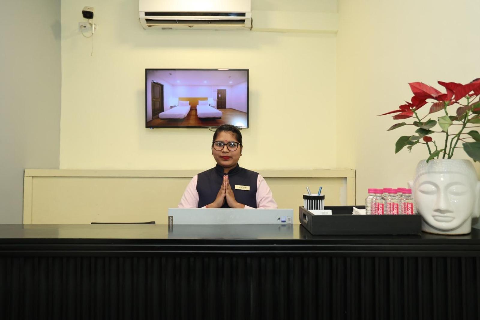 Crayon Hotels กันตินาการ์ ภายนอก รูปภาพ